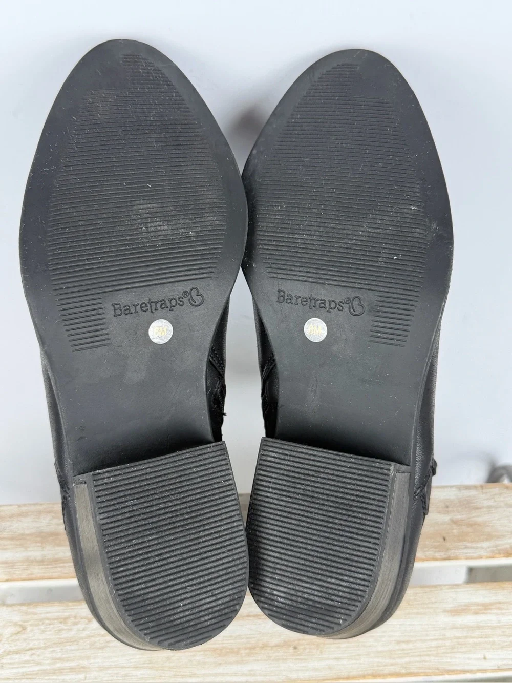 Baretraps Giles boots feature a braided strap detail and a side buckle size 8M